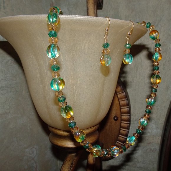 Handcrafted necklace & earring set with graduated Czech melon beads - Picture 4 of 9